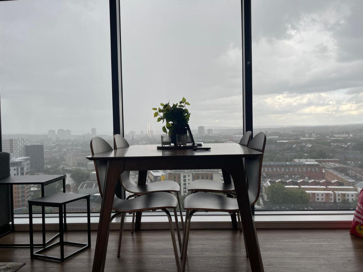 Luxury 2 Bedroom En-Suite Apartment Balcony Views マンチェスター エクステリア 写真