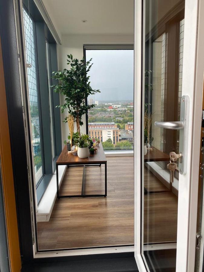 Luxury 2 Bedroom En-Suite Apartment Balcony Views マンチェスター エクステリア 写真